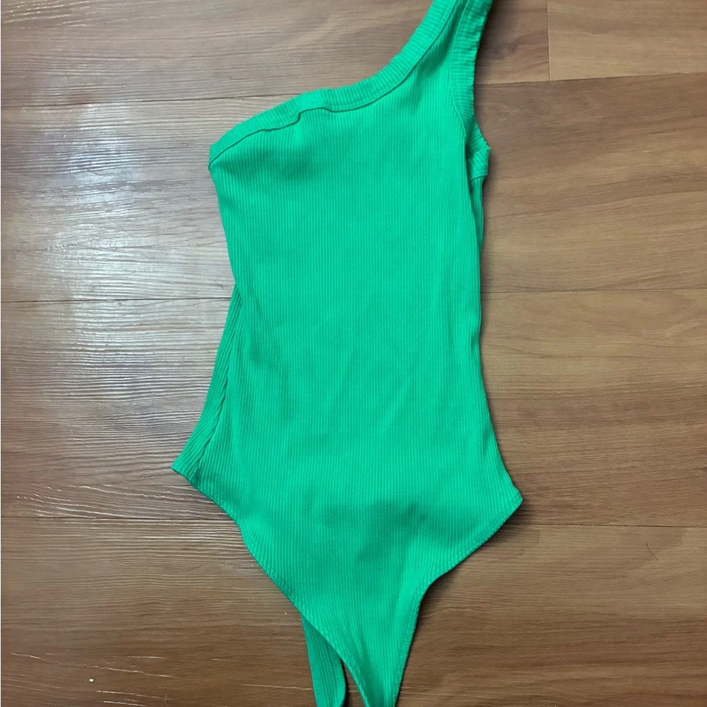 Lulus One-Shoulder Ribbed Bodysuit in Bright Green Size S - Picture 2 of 4